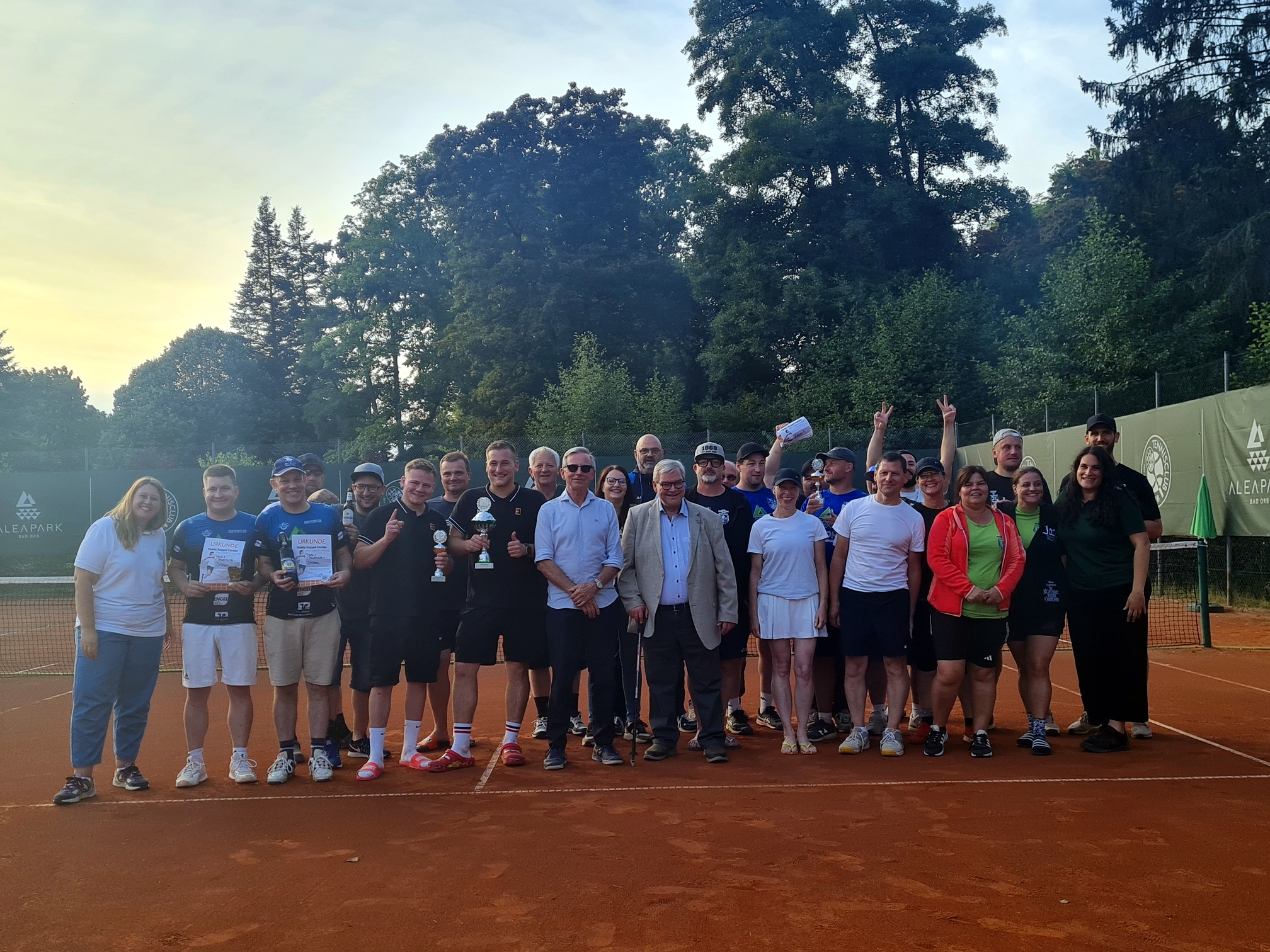 Gruppenbild der Teilnehmer mit Turnierleitung